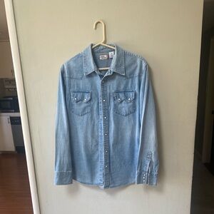 Levi's Light Blue Denim Western Shirt  with pearl style snaps. Men's M